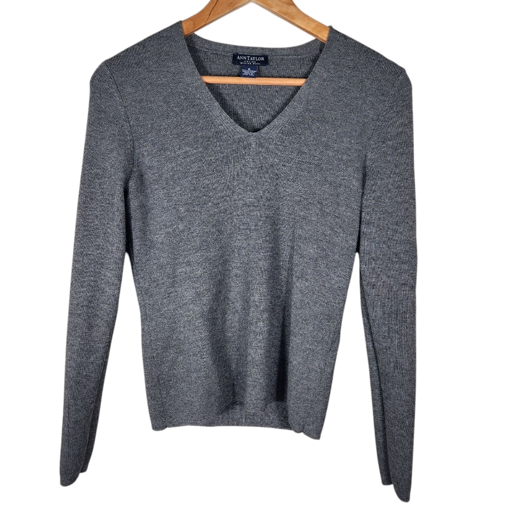 Ann Taylor 100% Italian Extrafine Merino Wool Size Medium Gray V-neck